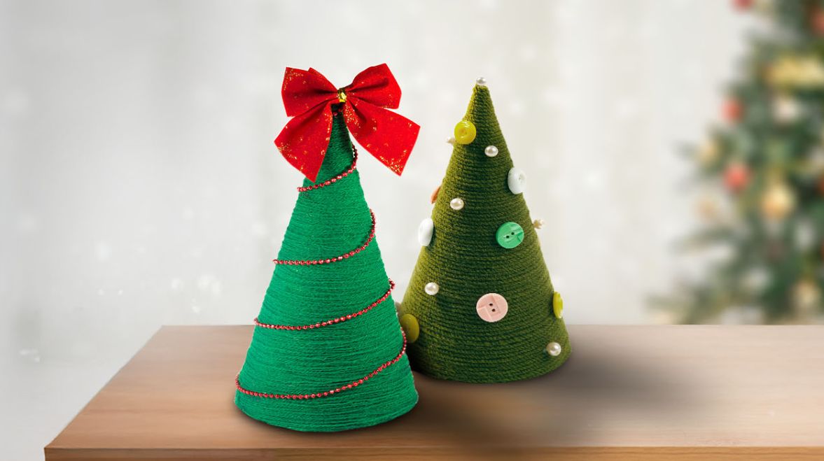 Árvore de Natal verde de artesanato com enfeites em amarelo e branco.